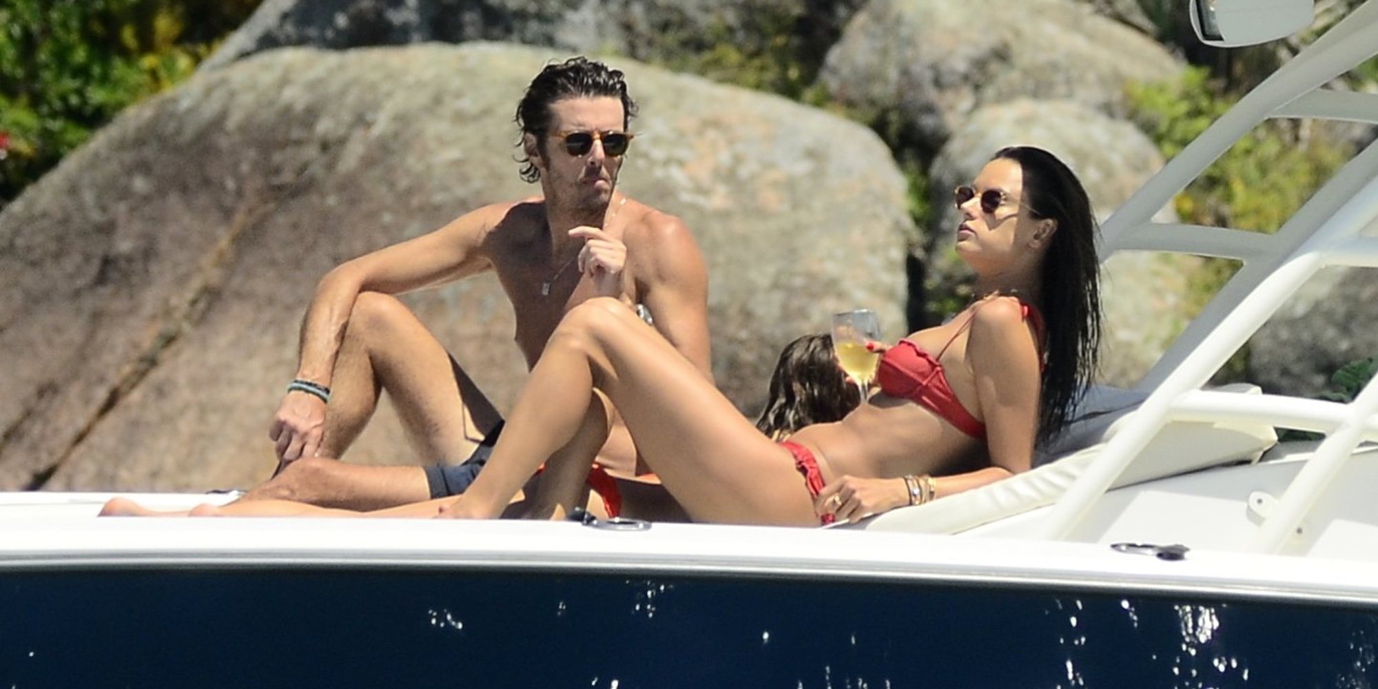 Alessandra Ambrosio recibe 2020 con Nicolo Oddiha y sus hijos en las playas de Brasil