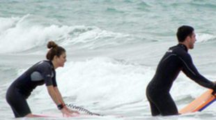 Blanca Suárez y Miguel Ángel Silvestre surfean juntos y enamorados en Cádiz