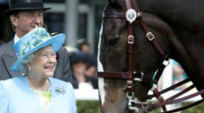 Isabel II y la Princesa Eugenia de York entregan los trofeos en el último día de Ascot