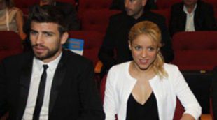 Shakira pone como buen ejemplo al Barça en una conferencia ante Gerard Piqué y Simon Peres