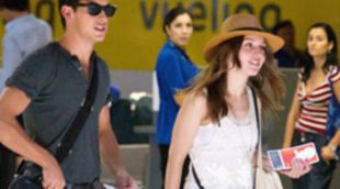 Mario Casas y María Valverde juntos en el aeropuerto de Sevilla