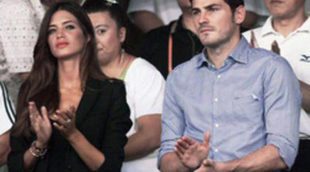 Iker Casillas y Sara Carbonero solidarios y 'futboleros' en China