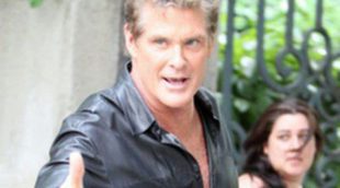 David Hasselhoff aterriza en el rodaje de 'Fuga de cerebros 2' junto a Adrián Lastra y Canco Rodríguez