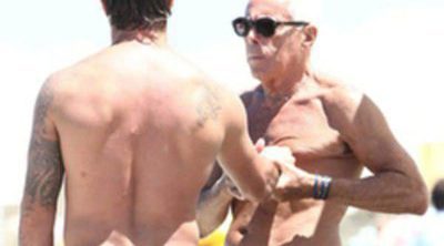 Armani disfruta de unas felices vacaciones en Formentera con un amigo