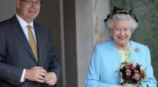 Isabel II, Andrés y Beatriz de York y Alberto de Mónaco visitan la Chelsea Flower Show