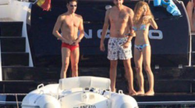 Borja Thyssen y Blanca Cuesta surcan Ibiza junto a Arancha Sánchez Vicario y David Meca