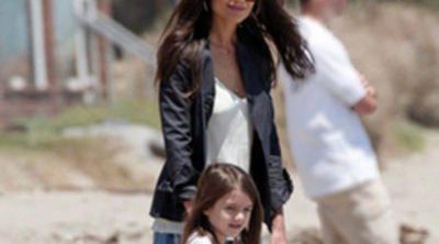 Katie Holmes y Suri Cruise se divierten en la playa de Malibú