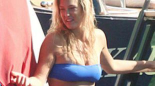 Bar Refaeli luce su cuerpo y disfruta de sus amigos en Portofino