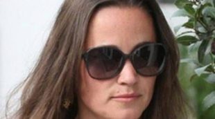 Pippa Middleton, elegante y sencilla dando un paseo por Londres con una planta