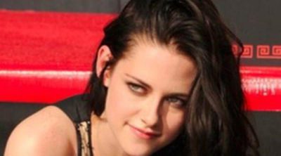 Robert Pattinson, Kristen Stewart y Taylor Lautner plasman sus huellas en el Teatro Chino de Los Ángeles