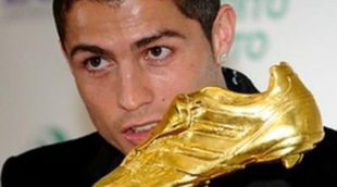 Cristiano Ronaldo recoge la Bota de Oro 2011 acompañado por su familia y su novia Irina Shayk