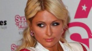 Paris Hilton disfruta de la noche mientras promociona su escudería de motociclismo en España