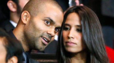 Tony Parker y su novia Axelle derrochan amor durante un partido de fútbol en París