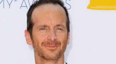 El actor de 'True Blood' Denis O'Hare anuncia en los Emmy 2012 que adoptará un niño con su marido Hugo Redwood