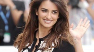 Penélope Cruz llega con una sonrisa al Festival de San Sebastián 2012 para presentar 'Volver a nacer'