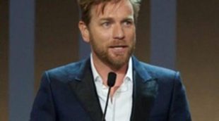 Ewan McGregor recibe emocionado su Premio Donostia 2012 de manos de Juan Antonio Bayona