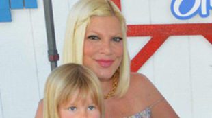 Tori Spelling sale del hospital después de ser operada por complicaciones en la cesárea de su hijo Finn