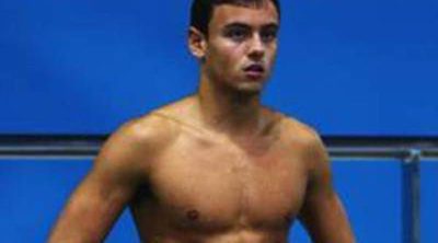 Tom Daley se relaja en las playas de Australia tomando el sol en la arena