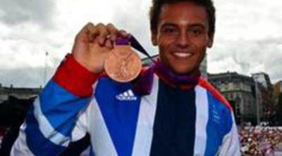 Tom Daley participa en el Campeonato Mundial Junior de salto de Australia junto a Jack Laugher