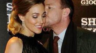 Guy Ritchie y Jacquie Ainsley se han comprometido mientras esperan la llegada de su segundo hijo