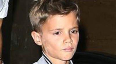 Romeo Beckham imita a su padre y se hace el mismo tatuaje con el nombre de su hermana Harper Seven en el cuello