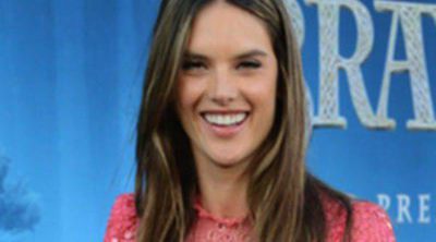 Alessandra Ambrosio se divierte con su hija Anja Mazur en un mercado de calabazas de Los Ángeles