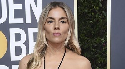 Sienna Miller luce un anillo de diamantes en el dedo anular confirmando su compromiso con Lucas Zwirner