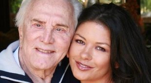 Catherine Zeta-Jones, muy triste por la muerte de su suegro Kirk Douglas: "Siempre te querré"