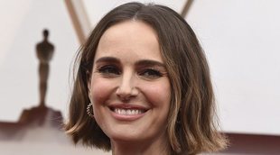 La capa bordada más reivindicativa y feminista de Natalie Portman para los Premios Oscar 2020