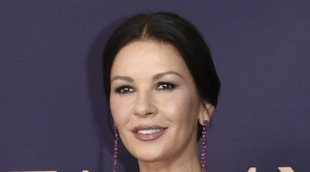 Catherine Zeta-Jones presenta a su nueva mascota tras la muerte de Kirk Douglas