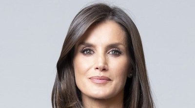 La Reina Letizia se salta el protocolo en su visita a Huelva para saludar a un antiguo compañero de TVE