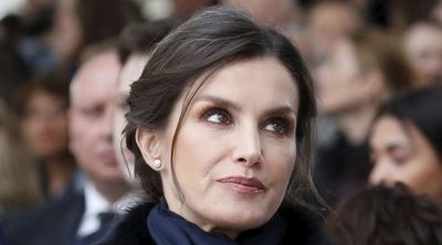 El viaje a París de los Reyes Felipe y Letizia: encuentro con los Macron, sin saludos por el coronavirus y una aglomeración