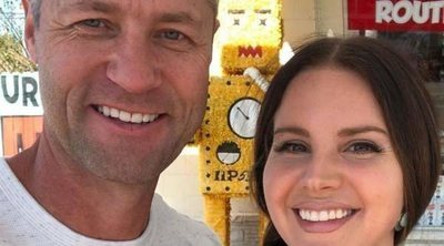 Lana Del Rey y Sean Larkin rompen su noviazgo: "Nos seguimos cayendo igual de bien que el primer día"