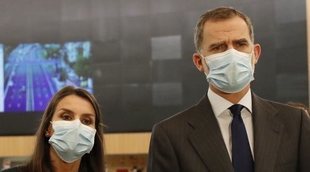 La Reina Letizia sale por primera vez del confinamiento y con mascarilla para acompañar al Rey Felipe