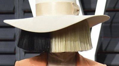 Sia revela que adoptó a dos adolescentes de 18 años en 2019