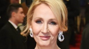 J. K. Rowling, de nuevo tachada de "transfoba" por bromear con la expresión "la gente que menstrúa"