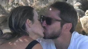 Amelia Bono y Manuel Martos, muy cómplices y cariñosos en sus vacaciones en Marbella