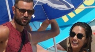 Lara Álvarez, muy cariñosa en Formentera con Adrián Torres, un artista gaditano