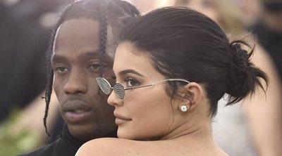 Kylie Jenner queda con otras personas mientras decide si retoma su relación con Travis Scott