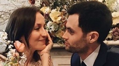 Penn Badgley y Domino Kirke se convierten en padres de su primer hijo en común