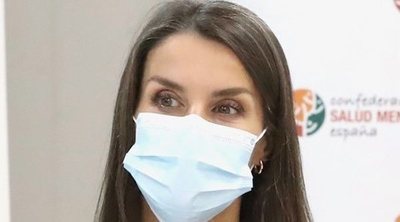 La Reina Letizia, en Puente de Vallecas por la salud mental mientras la Reina Sofía visita el Banco de Alimentos de Toledo