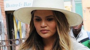 Chrissy Teigen se hace un tatuaje por el hijo que ha perdido