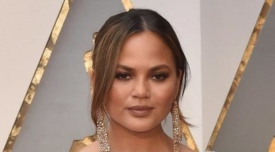 Chrissy Teigen comparte el emotivo homenaje de su hija Luna junto a las cenizas del fallecido Jack