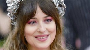 El espectacular anillo que luce Dakota Johnson hace saltar los rumores de boda con Chris Martin