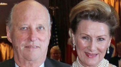 La vacunación de Harald y Sonia de Noruega y de Carlos Gustavo y Silvia de Suecia: controversia y una explicación