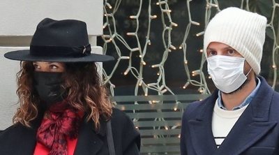 Juana Acosta pasea su amor con Charles Azalet por las calles de Madrid casi de incógnito por las mascarillas