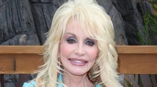 Dolly Parton recibe la vacuna del coronavirus que ella misma financió a ritmo de 'Jolene'