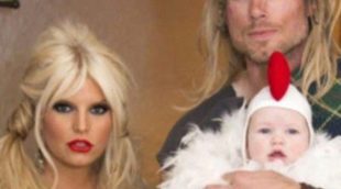 Una sexy combatiente Jessica Simpson celebra Halloween con Eric Johnson y su hija Maxwell Drew