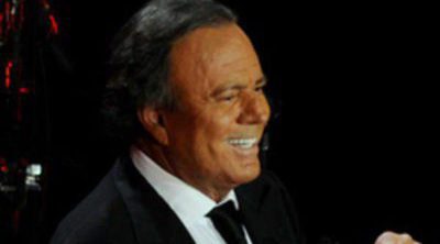 Pastora Soler y María León disfrutan del concierto ofrecido por Julio Iglesias en Sevilla