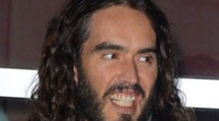 Russell Brand atropella sin querer el carrito de un vagabundo y le ayuda a recogerlo